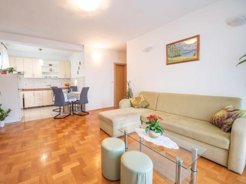 een woonkamer met een bank en een tafel bij Apartment Ivana by Interhome in Jadranovo