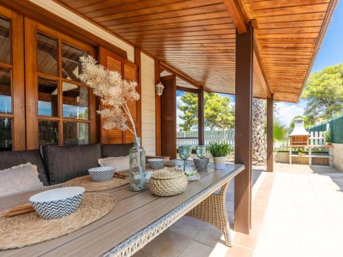Balkoni atau teres di Chalet Tropical 1 by Interhome