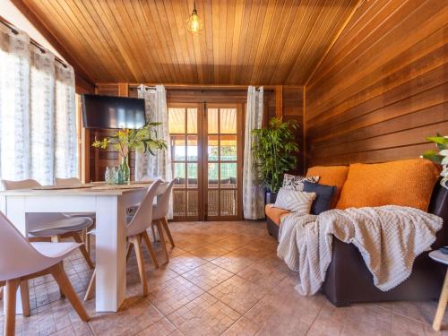 Ruang duduk di Chalet Tropical 1 by Interhome