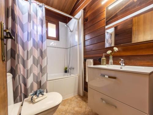 Bilik mandi di Chalet Tropical 1 by Interhome