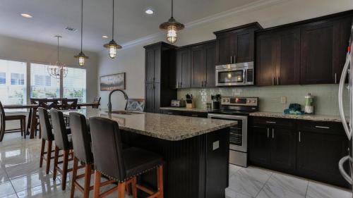 Playa Blanca - Steps to the beach Sleeps 14 has community pool photo 6