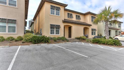 Playa Blanca - Steps to the beach Sleeps 14 has community pool photo 12