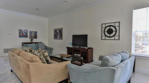Playa Blanca - Steps to the beach Sleeps 14 has community pool photo 18