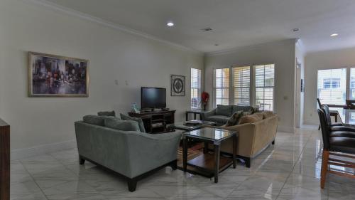 Playa Blanca - Steps to the beach Sleeps 14 has community pool photo 7
