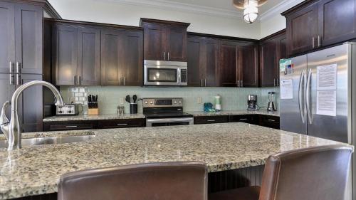 Playa Blanca - Steps to the beach Sleeps 14 has community pool photo 21