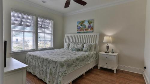 Playa Blanca - Steps to the beach Sleeps 14 has community pool photo 3
