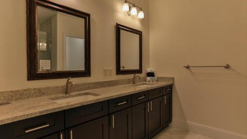 Playa Blanca - Steps to the beach Sleeps 14 has community pool photo 31