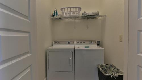 Playa Blanca - Steps to the beach Sleeps 14 has community pool photo 33