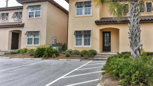 Playa Blanca - Steps to the beach Sleeps 14 has community pool photo 34