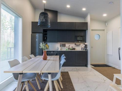 Kuchyň nebo kuchyňský kout v ubytování Holiday Home Kuortaneen helmi by Interhome