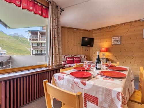 een eetkamer met een tafel en stoelen en een raam bij Apartment Les Genepis-7 by Interhome in Tignes
