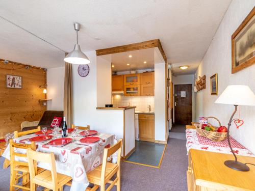 une salle à manger et une cuisine avec une table et des chaises dans l'établissement Apartment Les Genepis - Val Claret-7 by Interhome, à Tignes