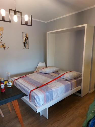 Dormitorio pequeño con cama y mesa en Moderno departamento en San Telmo en Buenos Aires