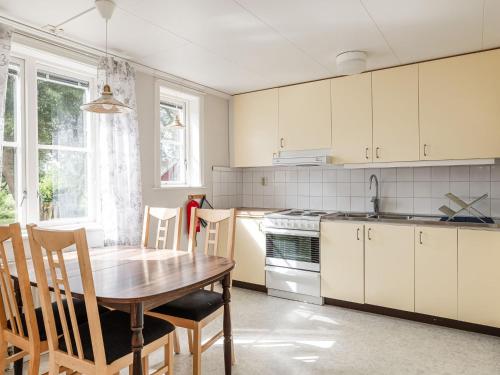 ビンメルビューにあるHoliday Home Skogstorpet - SND049 by Interhomeのキッチン(木製のテーブル、椅子、シンク付)