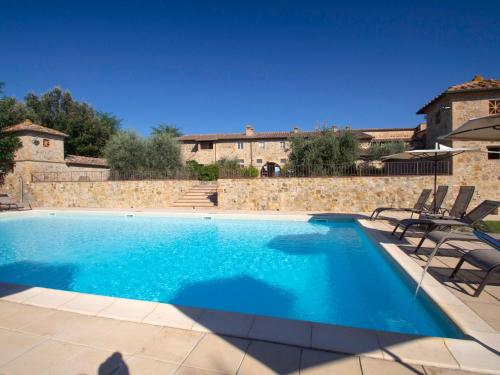 uma grande piscina com cadeiras e uma casa em Holiday Home Tenuta Le Beringhe by Interhome em Colle Val D'Elsa