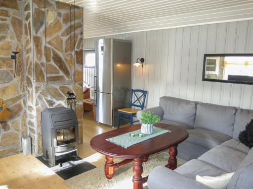 - un salon avec un canapé et une cheminée dans l'établissement Chalet Engelbu - SOW141 by Interhome, à Fossdal