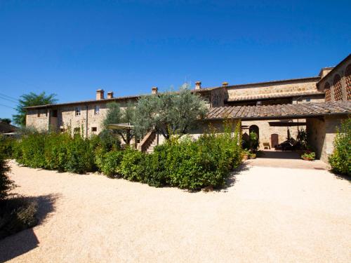 um grande edifício com um monte de plantas na frente dele em Holiday Home Tenuta Le Beringhe by Interhome em Colle Val D'Elsa