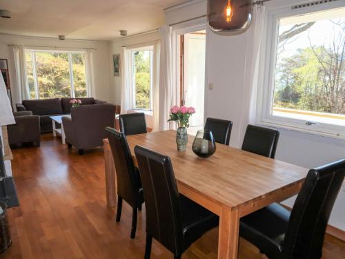 een eetkamer met een houten tafel en stoelen bij Holiday Home Villa Hjartnes - FJH676 by Interhome in Hjartåker
