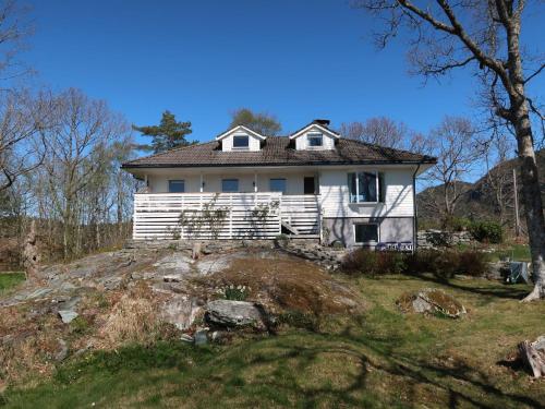 una casa blanca en la cima de una colina en Holiday Home Villa Hjartnes - FJH676 by Interhome, en Hjartåker