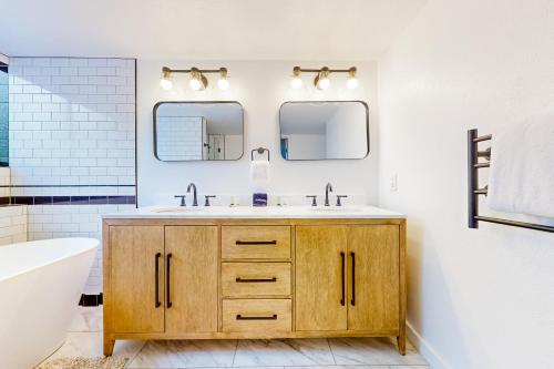 Bilik mandi di Jackalope Lodge
