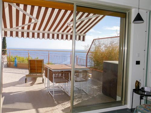 eine Terrasse mit einem Tisch und Meerblick in der Unterkunft Apartment Nautilus by Interhome in Ventimiglia