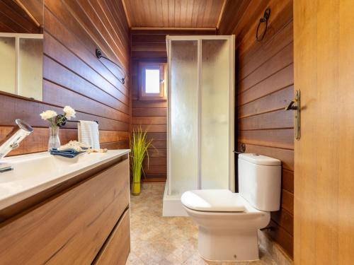 Bilik mandi di Chalet Tropical 3 by Interhome