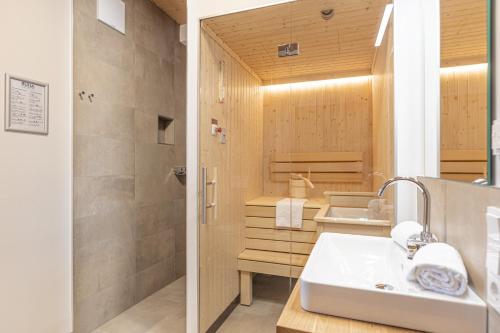 W łazience znajduje się umywalka i prysznic. w obiekcie Premium Tauernstyle Golling w mieście Mariapfarr