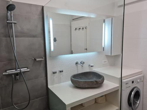 une salle de bain avec un lavabo et une douche dans l'établissement La Med, à Carry-le-Rouet