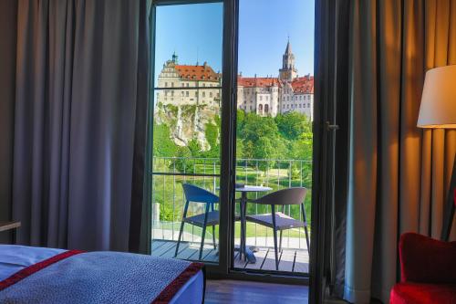 een hotelkamer met uitzicht op een gebouw bij Karls Hotel in Sigmaringen