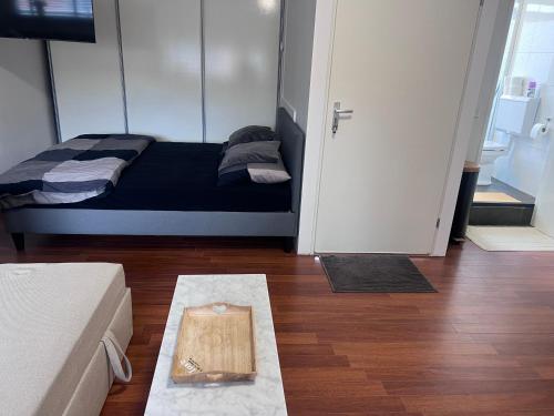 een kleine slaapkamer met een bed en een tapijt bij Family Studio-Barendrecht in Barendrecht