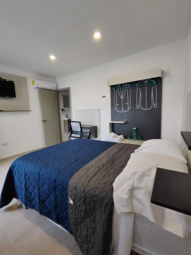 una camera da letto con un grande letto con una coperta blu di San Marcos Hotel Guaymas a Guaymas