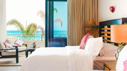 - une chambre avec un lit et une vue sur l'océan dans l'établissement La Puesta Sayulita, à Sayulita