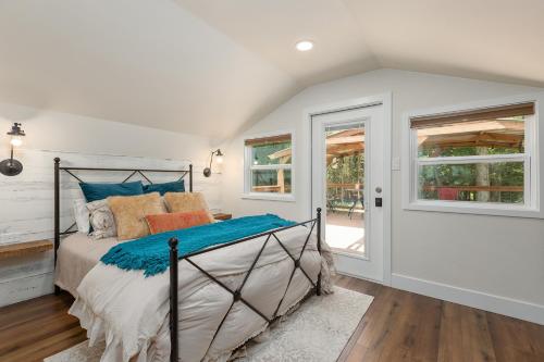 een slaapkamer met een bed en 2 ramen bij Hideaway in Texas in Kountze