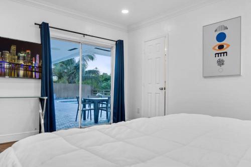 マイアミにあるMiami Waterfront Heated Poolのベッドルーム1室(ベッド1台付)が備わります。