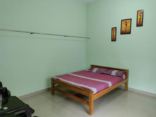 Cama pequeña en habitación con en KUKKE GUEST ROOM, en Subrahmanya