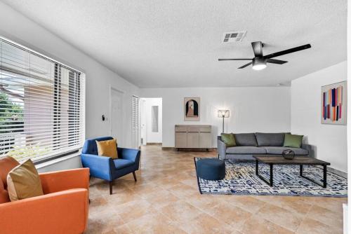 Ruang duduk di Centrally Located 4BDR Pool Home in Miami