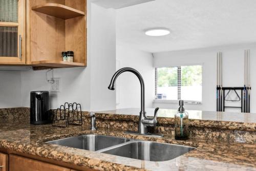 Dapur atau dapur kecil di Centrally Located 4BDR Pool Home in Miami