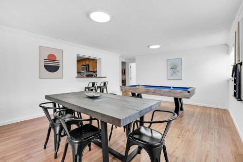 Meja biliard di Centrally Located 4BDR Pool Home in Miami