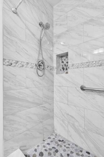 Bilik mandi di Centrally Located 4BDR Pool Home in Miami