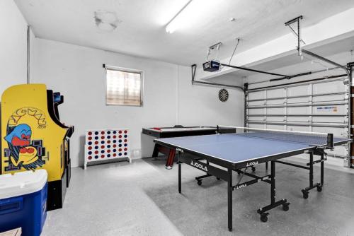 Kemudahan pingpong di Centrally Located 4BDR Pool Home in Miami atau berdekatan