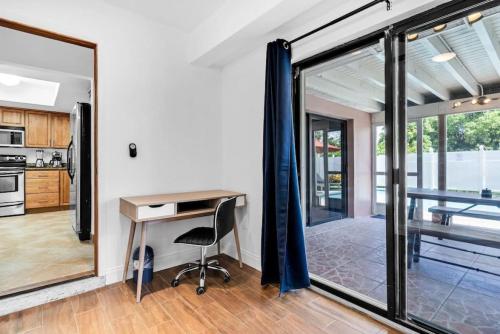 Dapur atau dapur kecil di Centrally Located 4BDR Pool Home in Miami