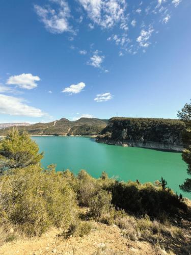 a view of a lake with mountains in the background at Hotel Alegret in Tremp