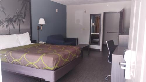 Postel nebo postele na pokoji v ubytování Super 8 Motel by Wyndham near Fort Lauderdale Arpt