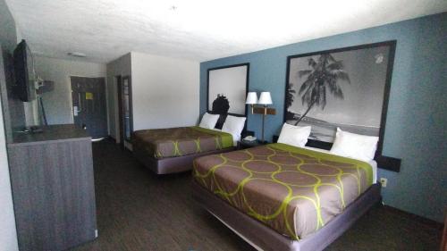 Postel nebo postele na pokoji v ubytování Super 8 Motel by Wyndham near Fort Lauderdale Arpt