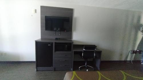 TV a/nebo společenská místnost v ubytování Super 8 Motel by Wyndham near Fort Lauderdale Arpt