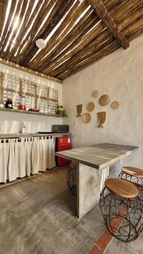 cocina con mesa y sillas en una habitación en Rifugio Al Mare, en Areia Branca
