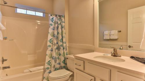 Ένα μπάνιο στο After Dune Delight - 3 blocks to the beach less than a mile to Seaside!