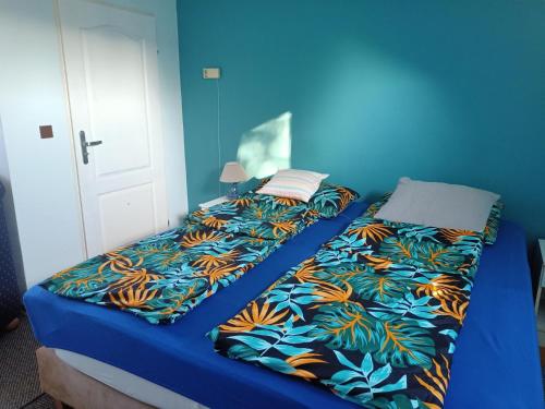 ein blaues Schlafzimmer mit einem Bett mit blauer Wand in der Unterkunft Bukowy zakątek kwatera prywatna in Koszalin