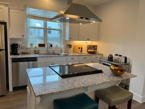 Kitchen o kitchenette sa New Centennial Park Luxury Smart Home w Courtyard