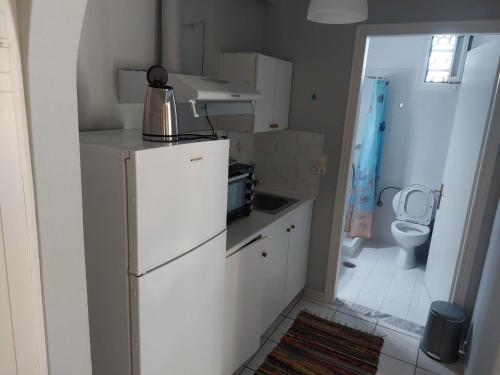A bathroom at Marilena House Plataria